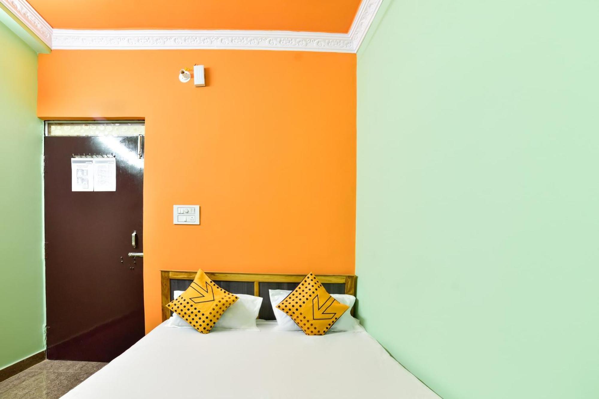 SPOT ON 76526 Devlok Guest House Patna  Buitenkant foto