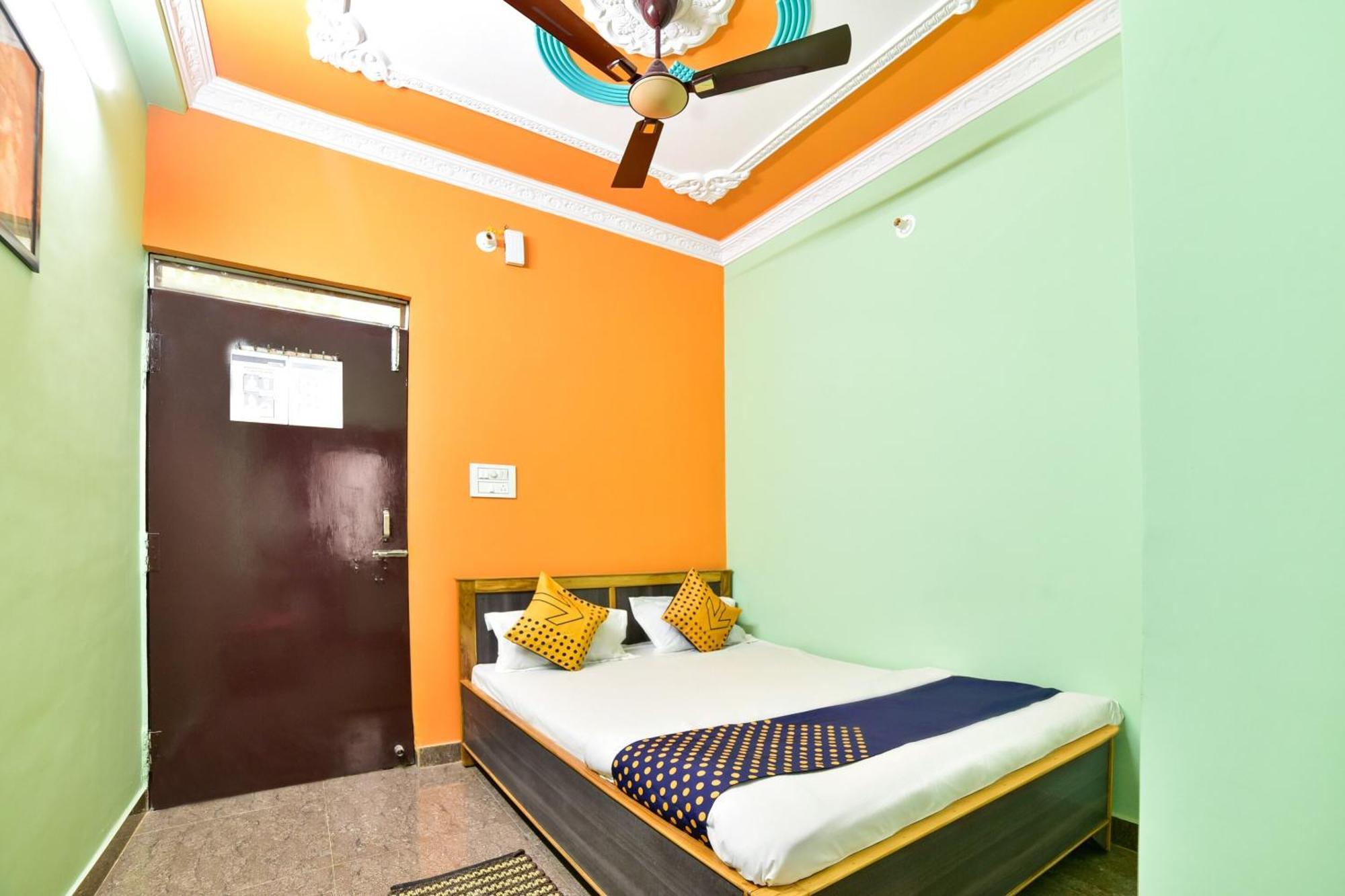 SPOT ON 76526 Devlok Guest House Patna  Buitenkant foto