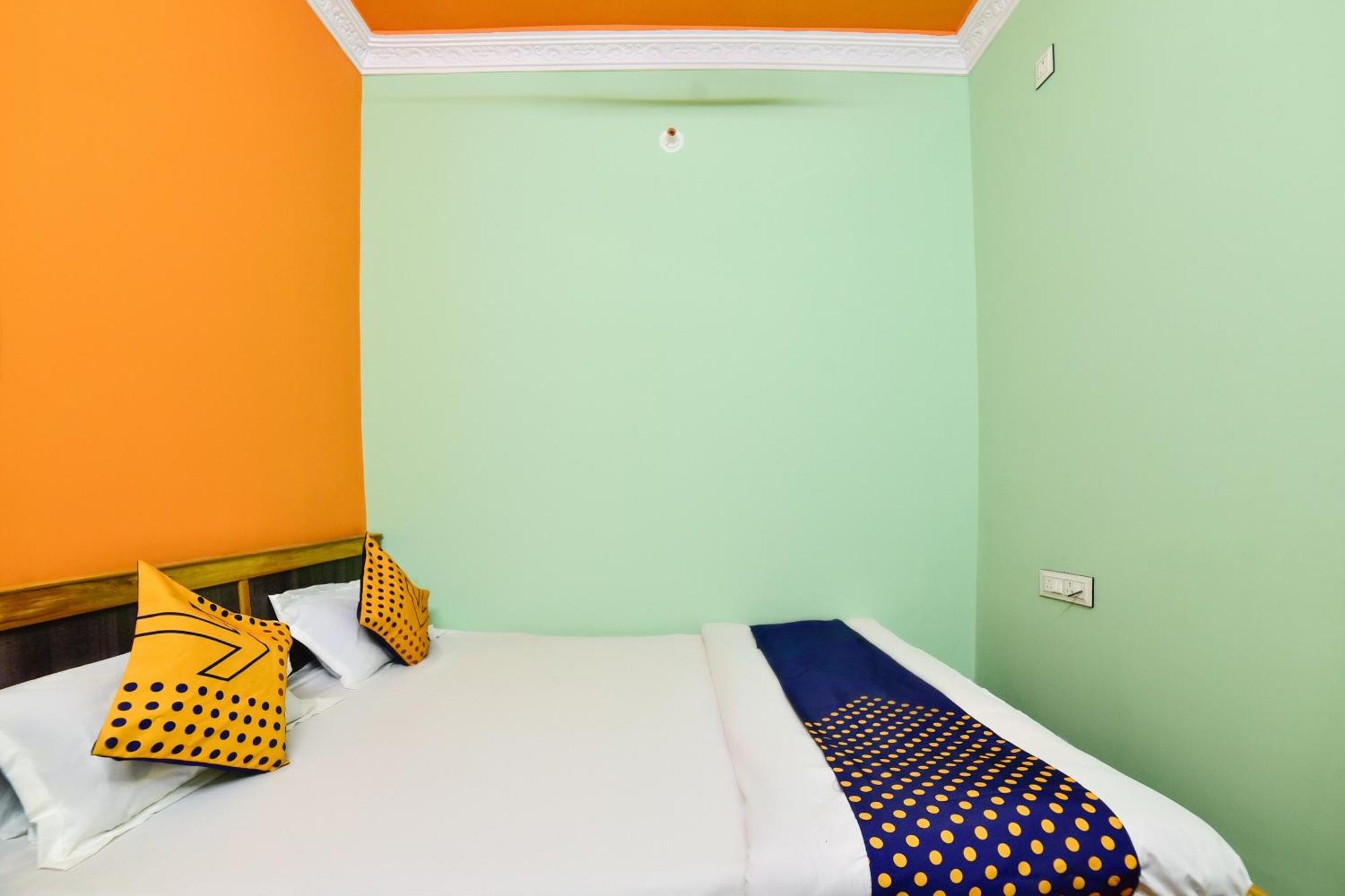 SPOT ON 76526 Devlok Guest House Patna  Buitenkant foto